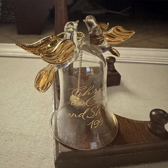 Vintage 1998 crystal bell with gold doves, and gold writing and heart clapper. - Picture 2 of 7